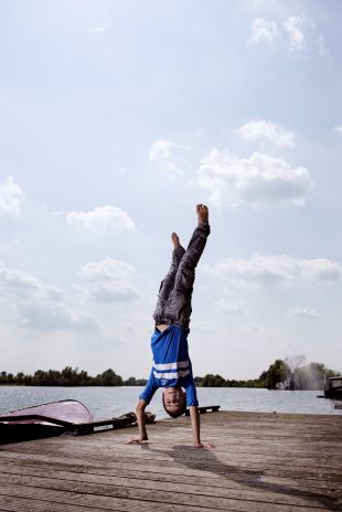 Turan Çelik doet handstand