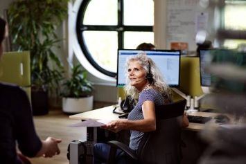 Op de foto ziet u Caroline Ligtenberg donatieprofessional Orgaancentrum aan de telefoon achter haar PC