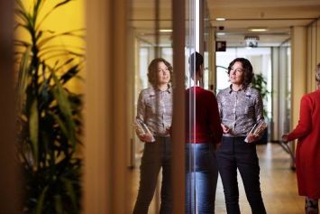 Lydia Dijkhuizen staat in de gang van het NTS-gebouwd