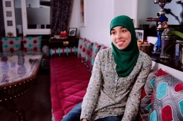 Alia Azzouzi thuis op de bank