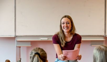 Foto biologiedocente Lisa Verweij. Zij geeft les over orgaandonatie.