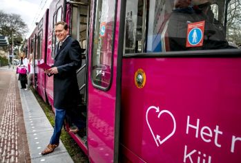 Op de foto ziet u Minister Bruno Bruins. Hij stapt uit de campagnetram.