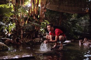 Mike Vissers in een rivier