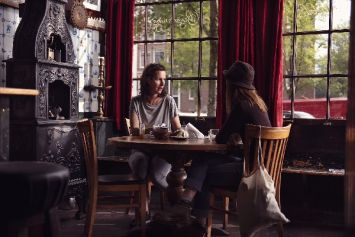 Natacha Westerveld aan tafel in de kroeg