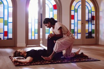 Shruti Madhusudhan geeft yoga-massagetherapie