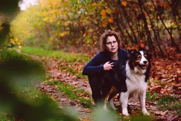 Op de foto staat Elisabeth en haar hond. Elisabeth ontving een donornier en alvleesklier.