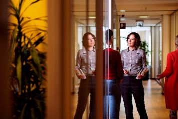 Op de foto ziet u juridisch beleidsmedewerker Lydia Dijkhuizen. Ze staat in de gang van het NTS-gebouw.