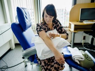 Moniek prikt zichzelf aan voor dialyse