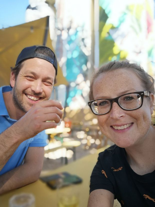 Foto Kim Clement viert met vrienden dat ze leeft. Haar nieuwe longen doen het.