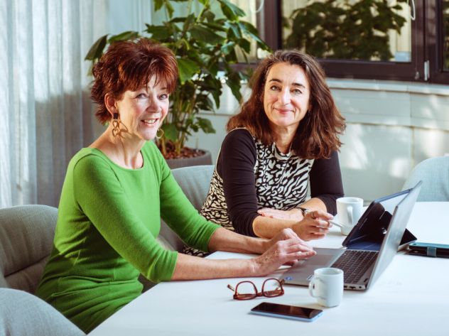 Foto van Joyce Deggens (links) en Naomi Nathan (rechts)