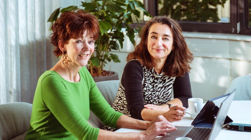 Joyce Deggens (links) en Naomi Nathan (rechts)