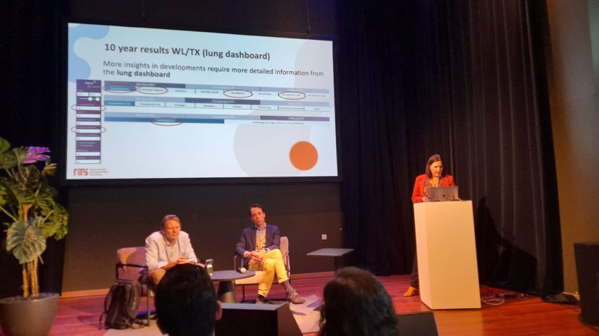 Onderzoeker Aline Hemke presenteert het longdashboard op het Bootcongres